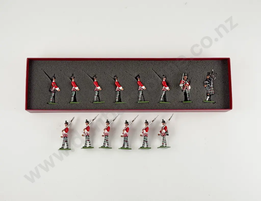 Boxed Britains No127 The Highland Light Infantry 8pces with extra Sergeant and 5 Soldiers Image 1++