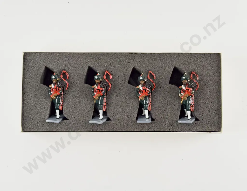 Boxed Britains No40304 The Golden Jubilee Series Pakistan Army Pipes and Drums Set 1 Image 1++