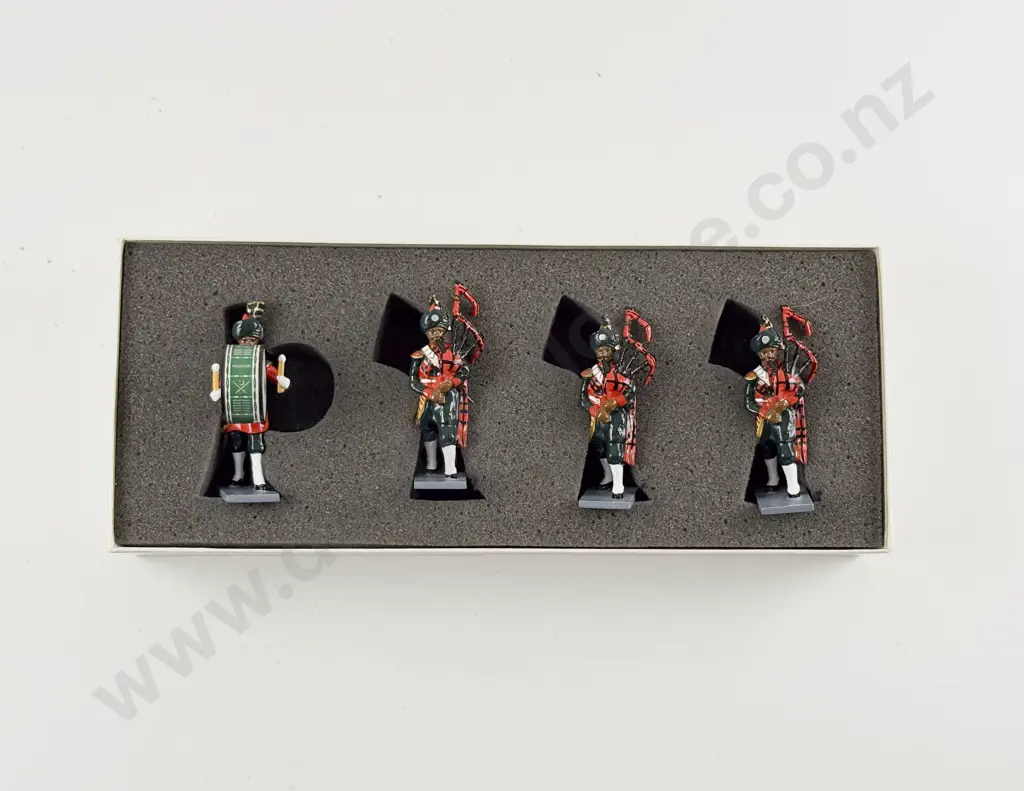 Boxed Britains No40305 The Golden Jubilee Series Pakistan Army Pipes and Drums Set 2 Image 1++