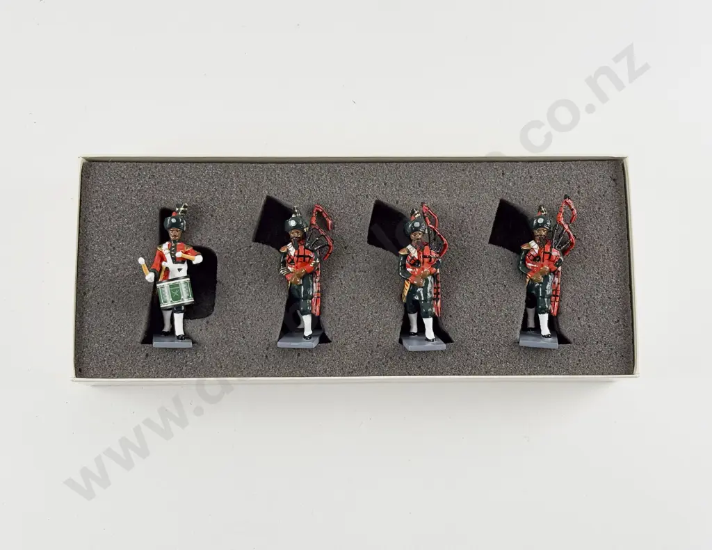 Boxed Britains No40306 The Golden Jubilee Series Pakistan Army Pipes and Drums Set 3 Image 1++