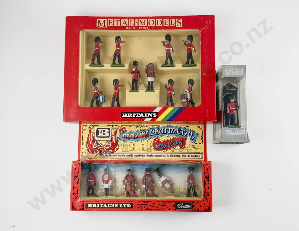 Boxed Britains 7206 Scots Guards 7225 New Metal Models and Single Scots Guard with Sentry Box Image 1++