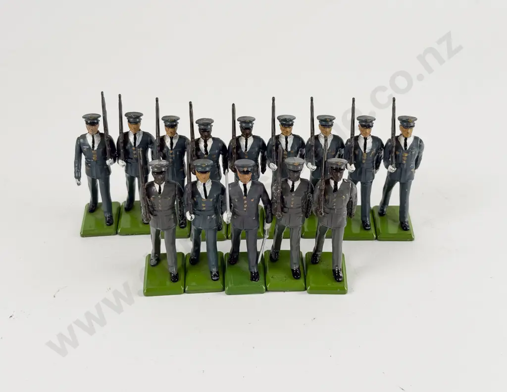 Britains Unboxed US Army Marching 13 Soldiers and Officer Image 1++