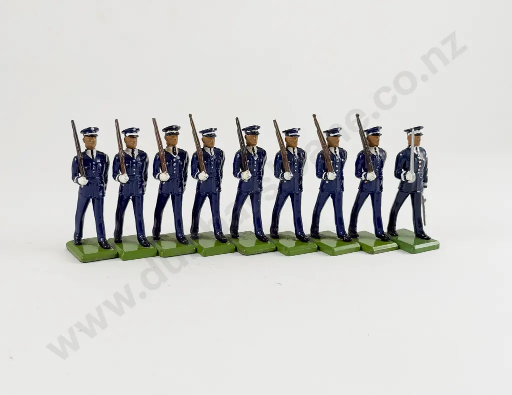 Britains Unboxed US Air Force Marching 8 Soldiers and Officer Image 1++