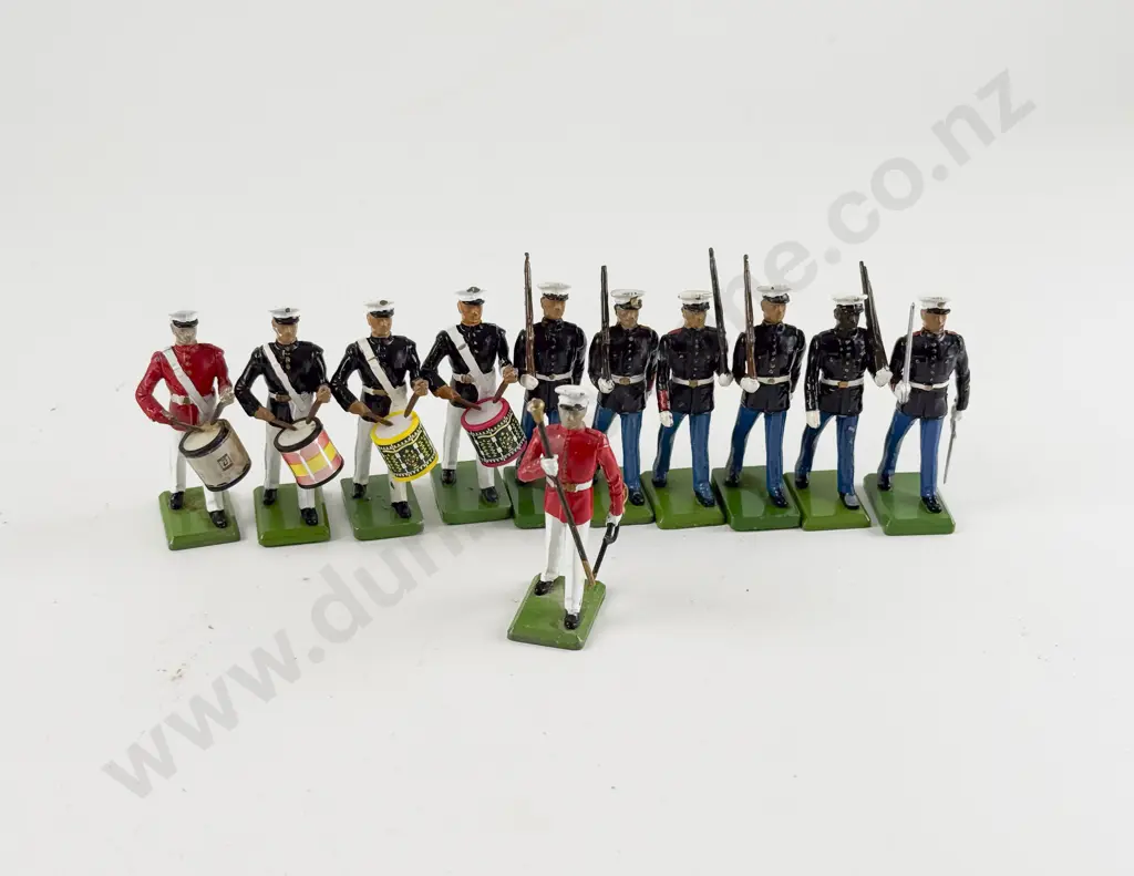 Britains Unboxed US Marines Marching 5 Soldiers and Officer with 5pce Band Image 1++