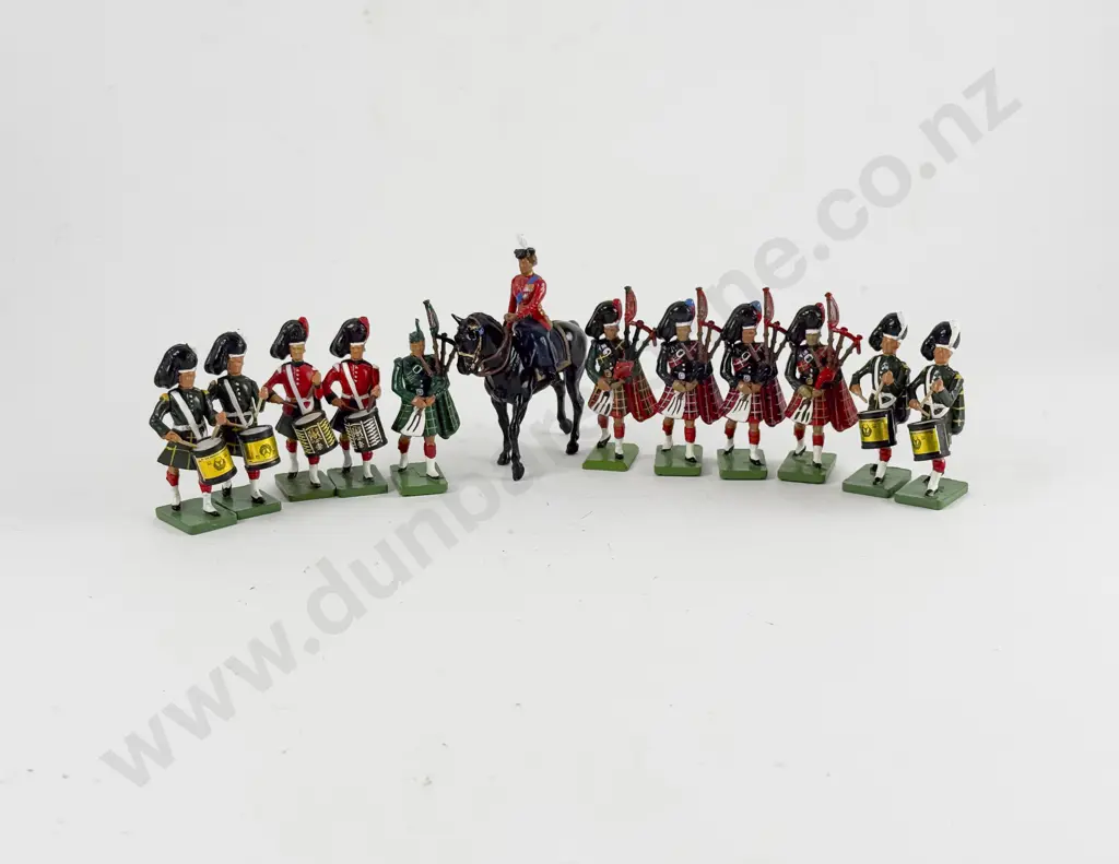 Unboxed Britains Mixed Highland Regiment Pipe and Drum Band 11pces with Mounted QEII Image 1++