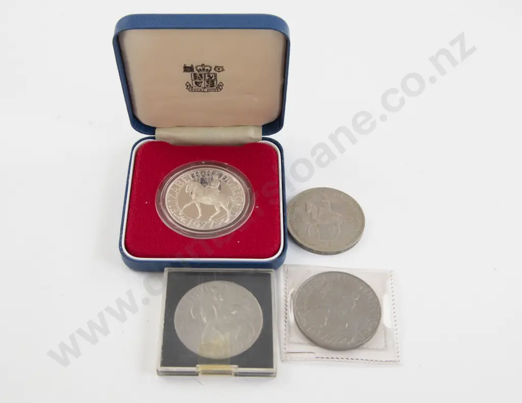 Royal Mint 1977 Elizabeth II Silver Proof with Two Unc Crowns and Unc Five Shillings Image 1++