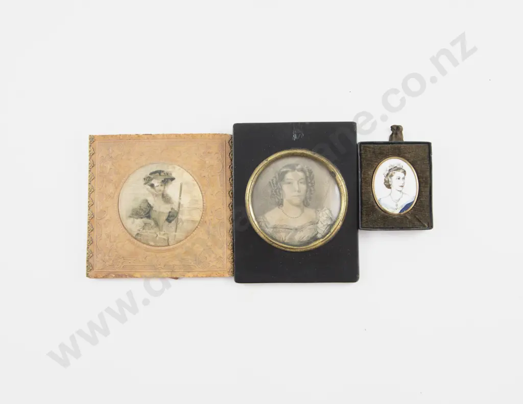 C19th Engraved Circular Portrait Miniature of a Lady Image 1++