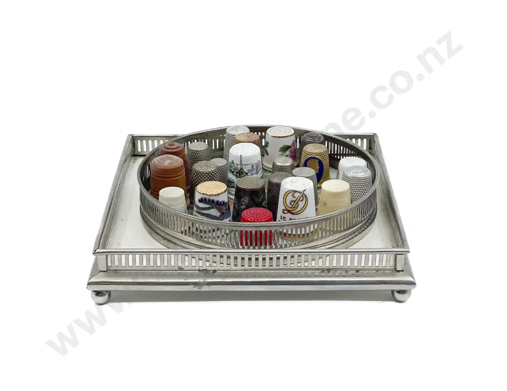 Small Qty of Assorted Thimbles Including Some S/S Image 1++