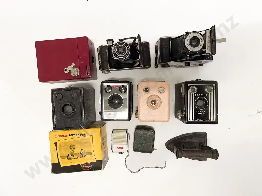 Qty of Assorted Vintage Cameras Including Box Brownie Image 1++