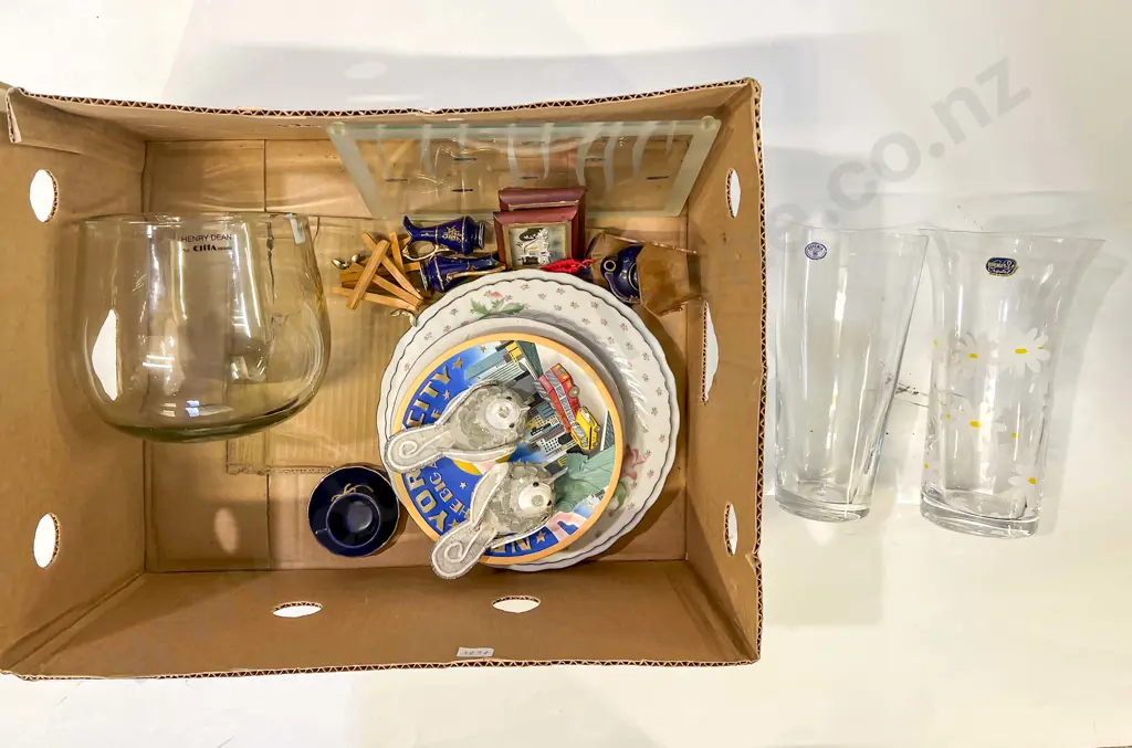 Box Qty of Assorted Including Large Glass Vases Image 1++