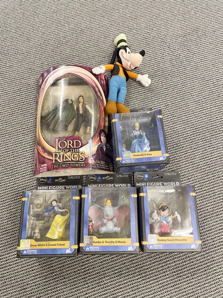 Disney Mini Figure World Figures with Soft Toy and LOTR Image 1++