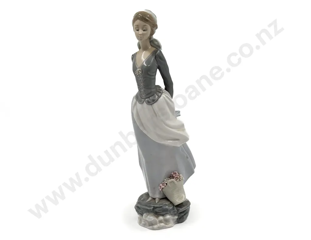 Lladro Figure "Sea Breeze Wind Blown Girl" Image 1++