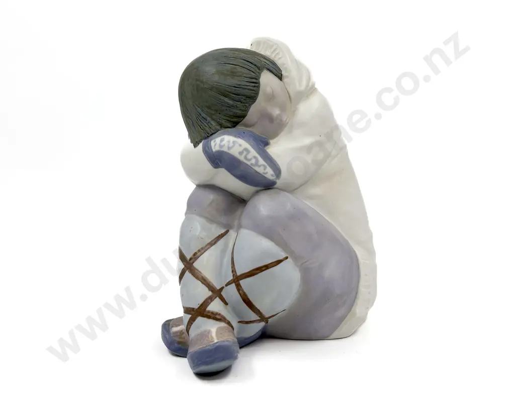 Lladro Stoneware Figure "Eskimo Slumber" Image 1++