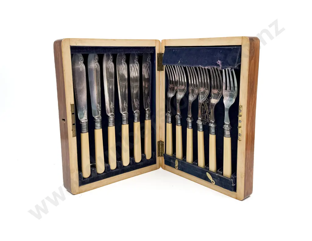Cased Set of Bone Handled Cutlery Image 1++