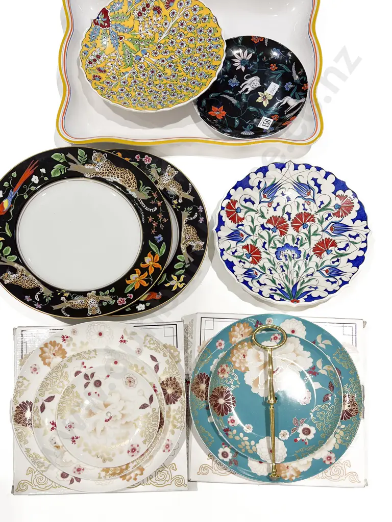Qty of Assorted As New and Decorative Plates Image 1++