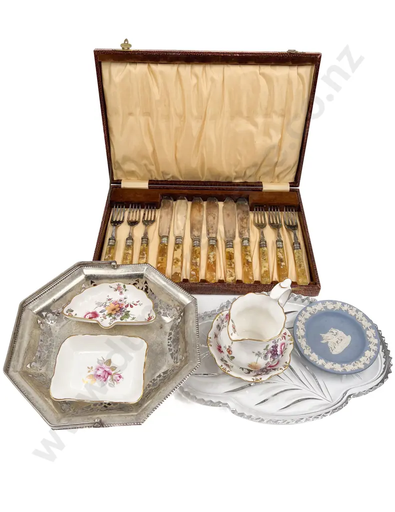 Cased Cutlery with China and S/P Basket Image 1++
