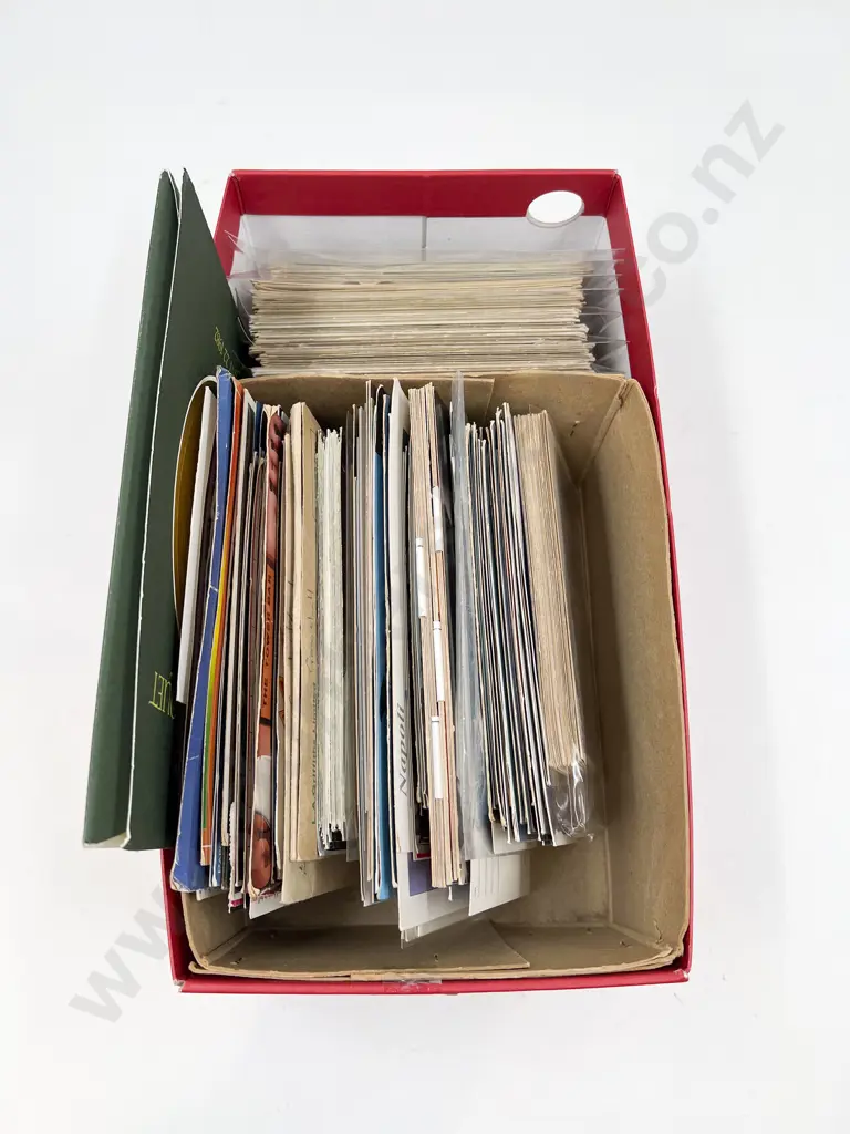 Qty Vintage and Modern World Postcards Image 1++