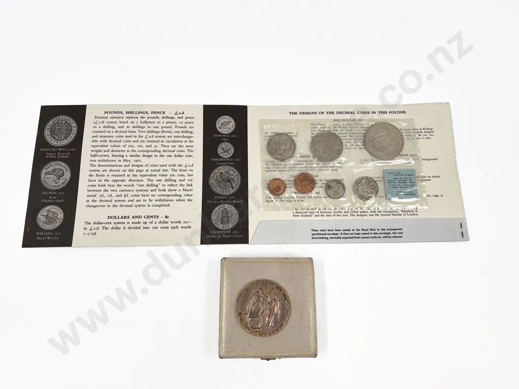 Paul VI Visit to India 1964 Bronze Medallion and NZ 1967 Coin Pack Image 1++