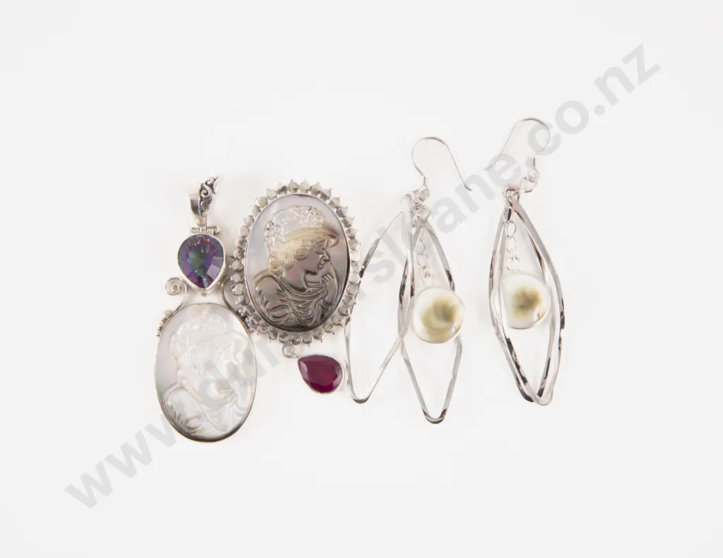 S/S and Paua Portrait Pendant and Brooch with Pair Pendant Drop Cats Eye Earrings Image 1++