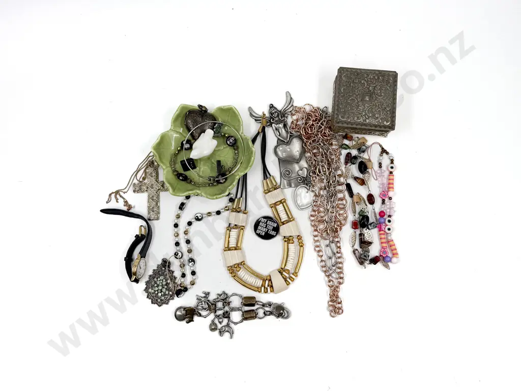 Collection of Assorted Costume Jewellery and Jewellery Holders Image 1++