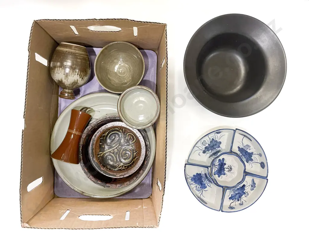 Box of Assorted Pottery etc Image 1++