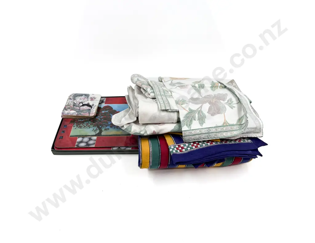 Quantity of Assorted Placemats & Table Linen Image 1++