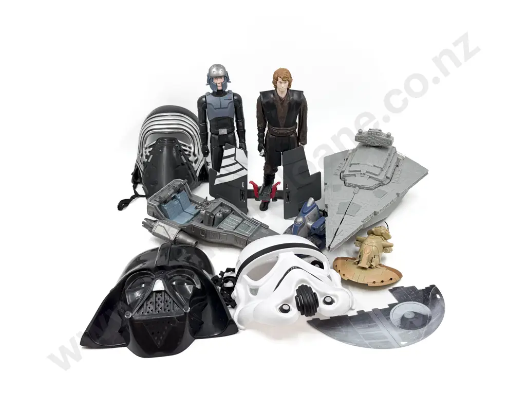 Star Wars Imperial Starship with two Action Figures and Three Face Masks Image 1++