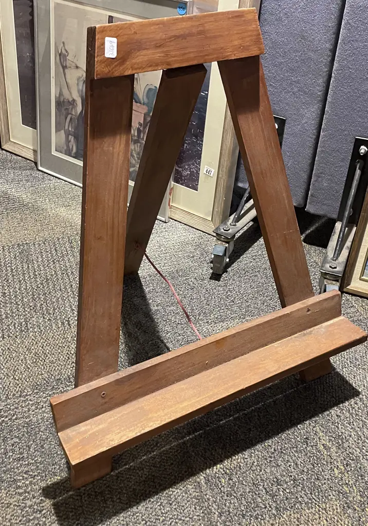 Small Easel Image 1++