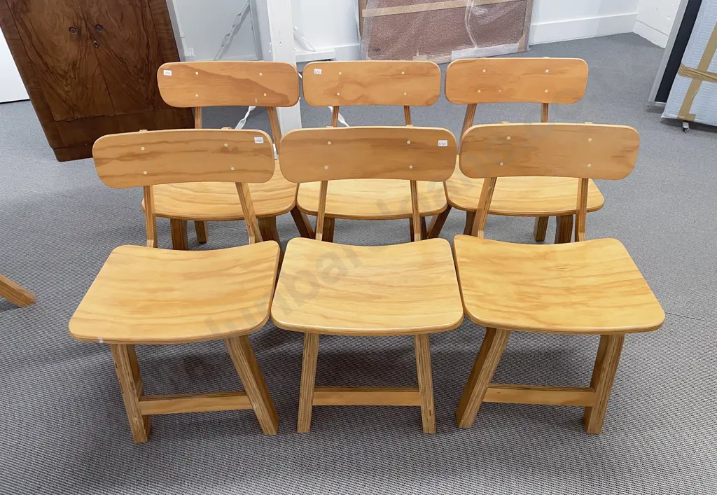 Modern Circular Dining Table and Six Chairs Image 1++