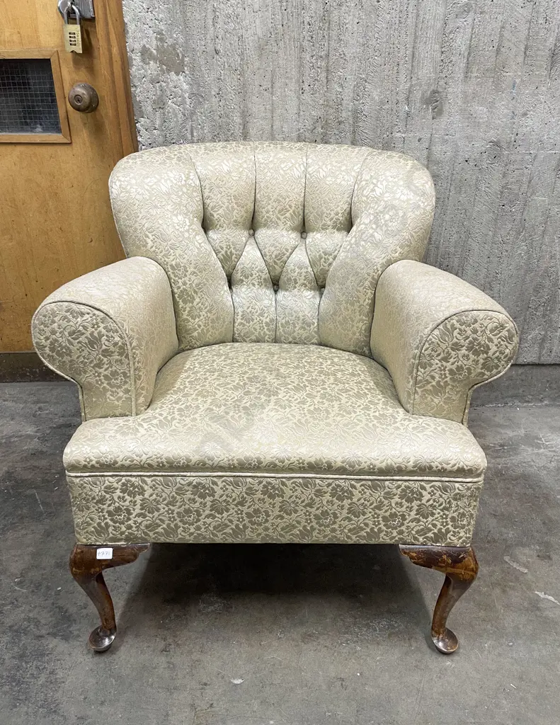 Button Back Armchair Image 1++