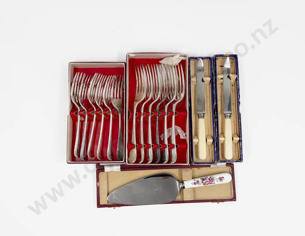 Five Assorted Boxed Cutlery Sets Image 1++