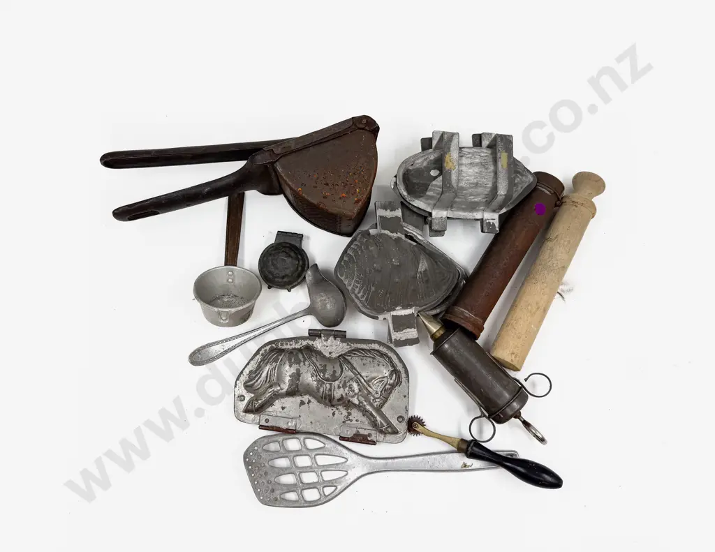 Qty of Assorted Vintage Kitchenalia Image 1++