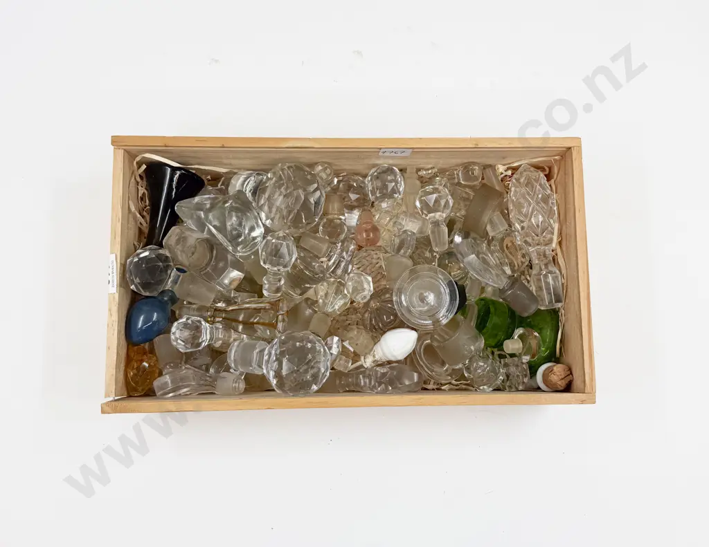 Large Quantity of Assorted Decanter Stoppers Image 1++