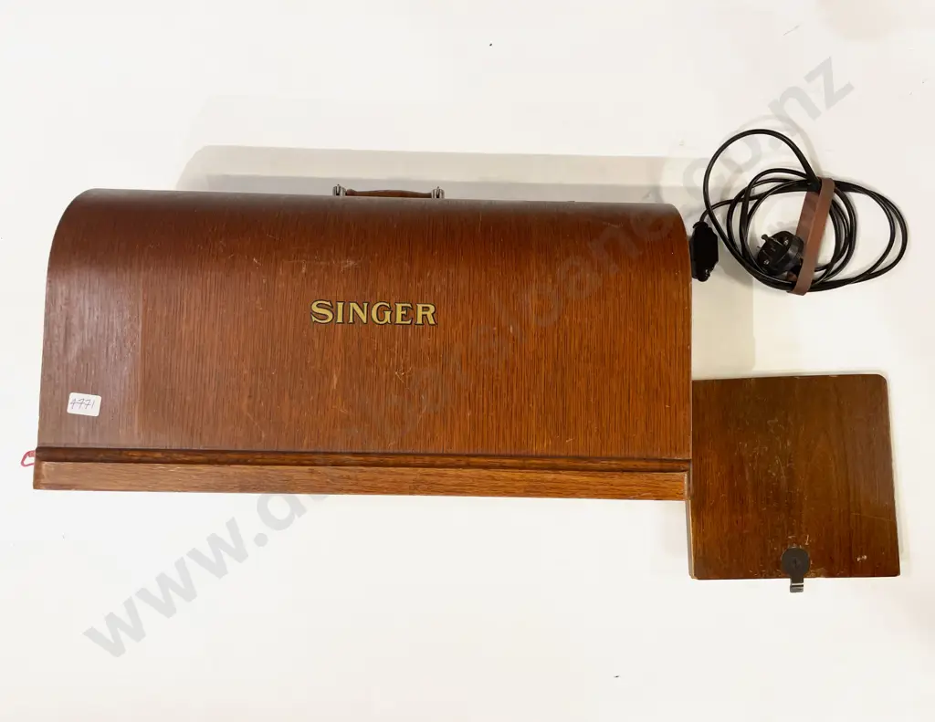 Singer Sewing Machine in Case Image 1++
