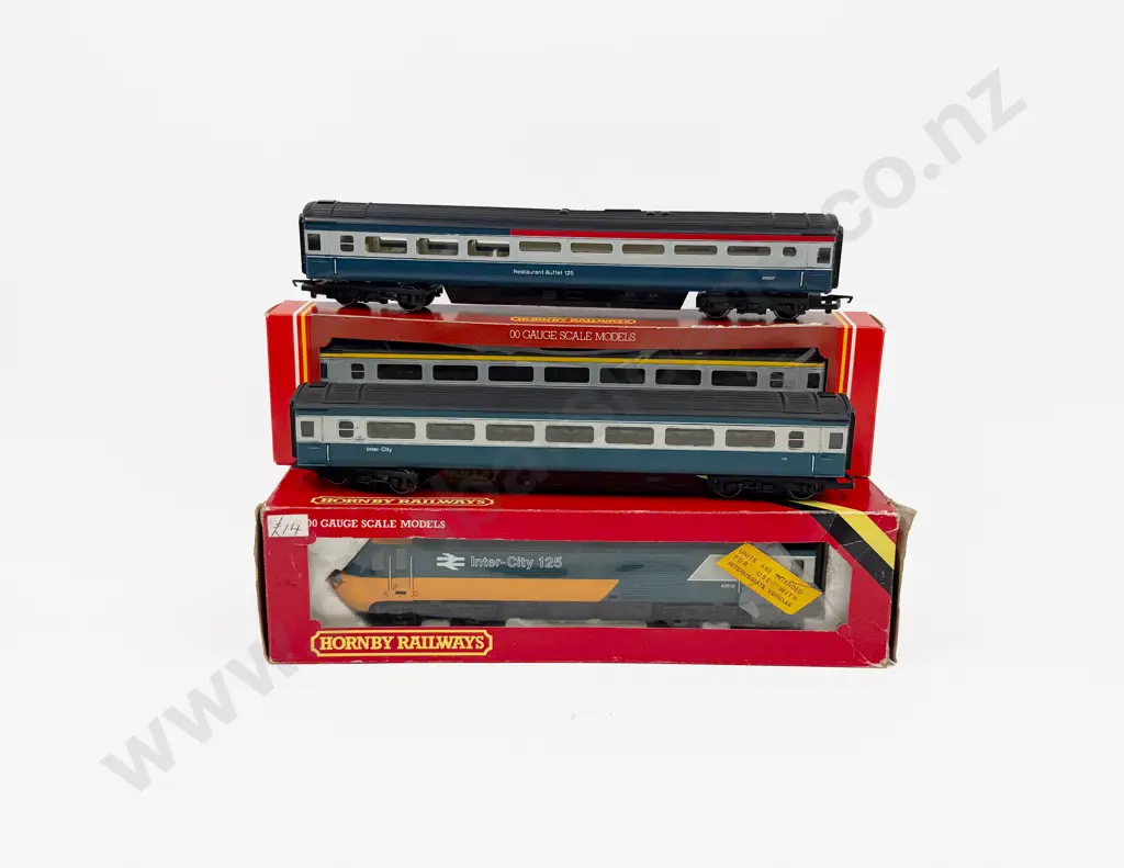 Boxed HO Hornby Twin Inter-City 125 Set with three passenger coaches Image 1++