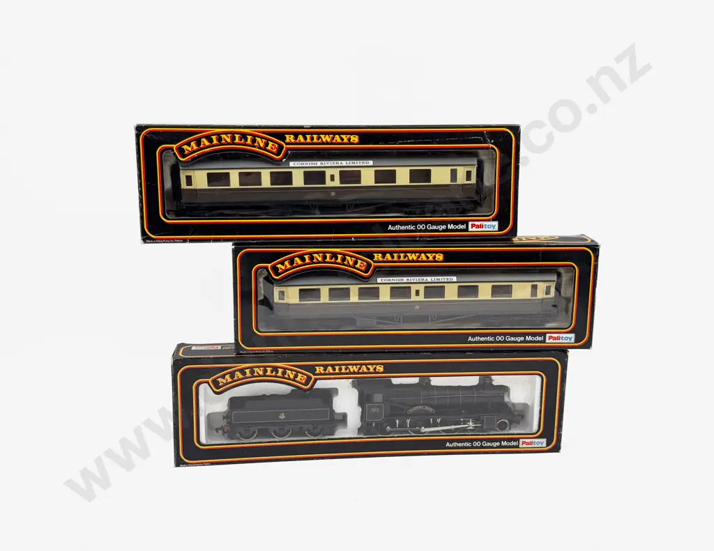 HO Gauge Mainline 4-6-0 Loco and Tender Manor Class with two passenger coaches Image 1++