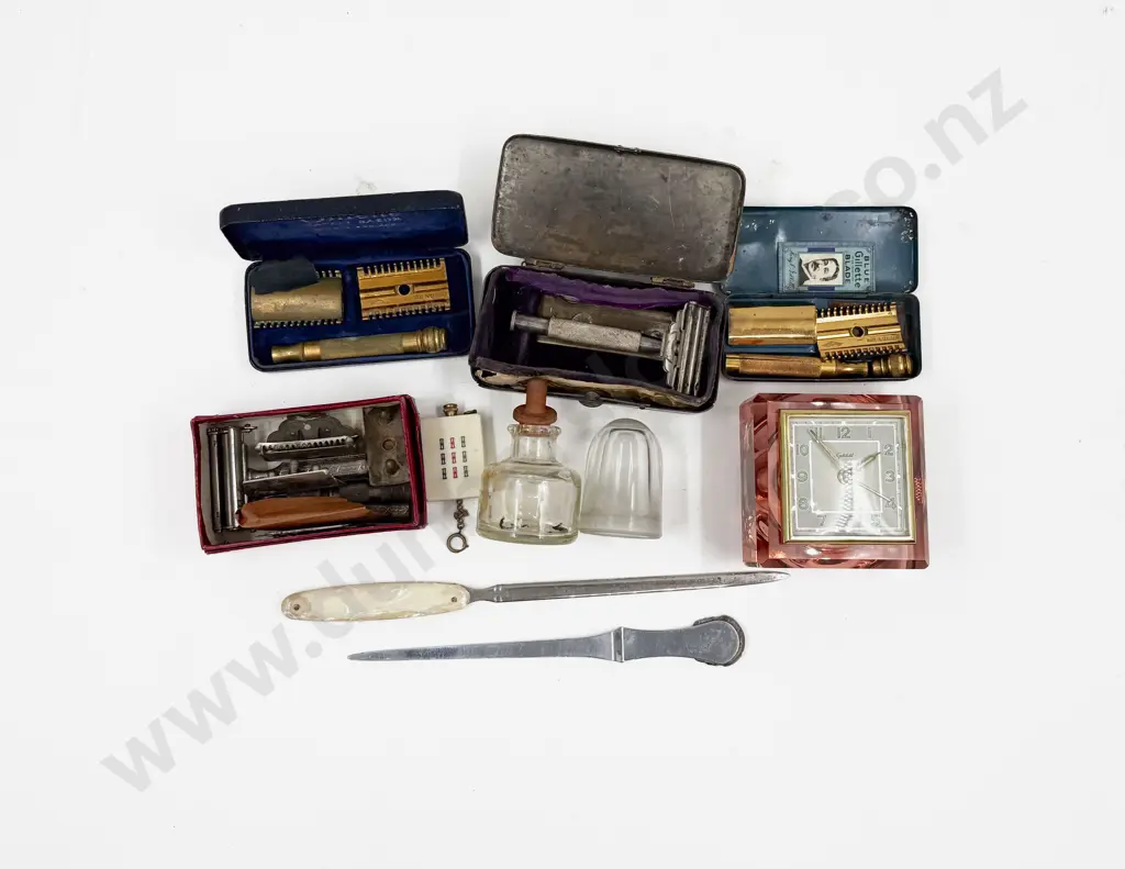Small Quantity of Assorted Vintage including Boxed Razors Image 1++