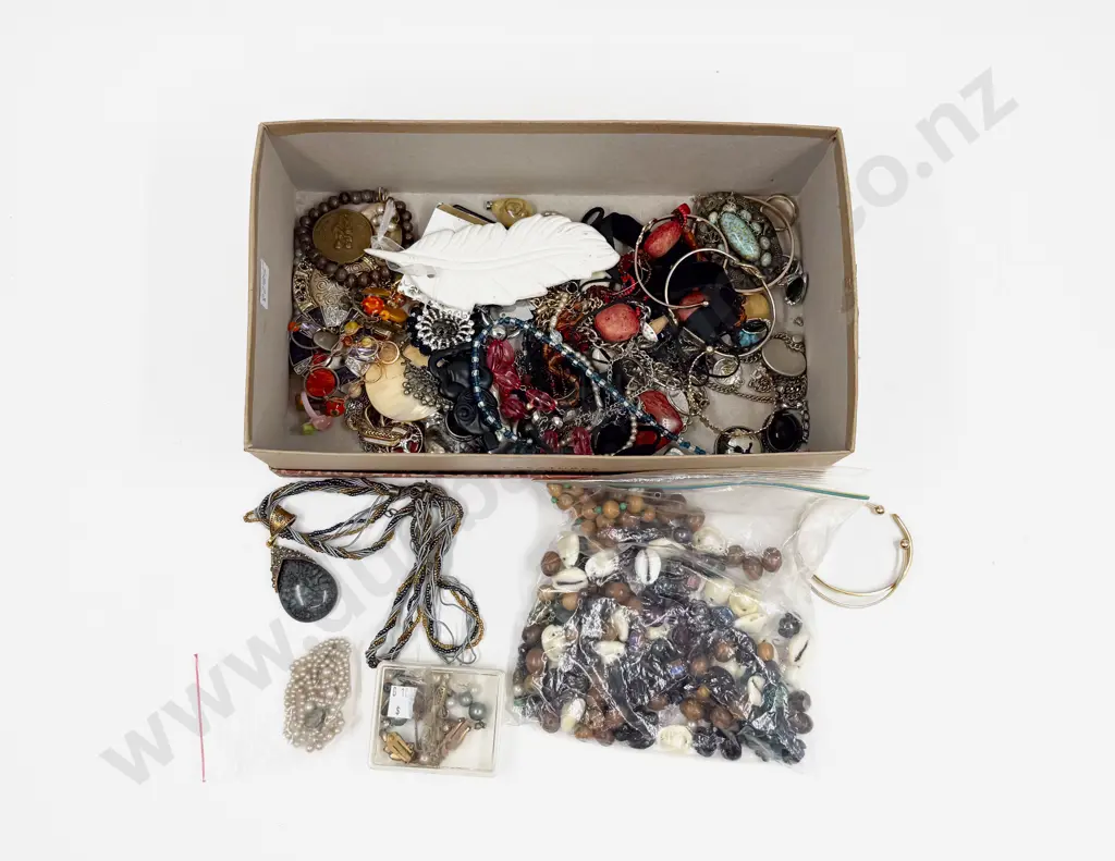 Quantity of Assorted Costume Jewellery Image 1++