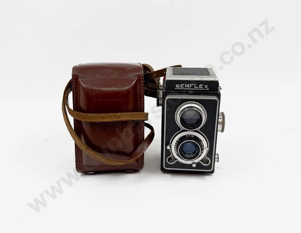 Semflex Vintage Camera with Case Image 1++