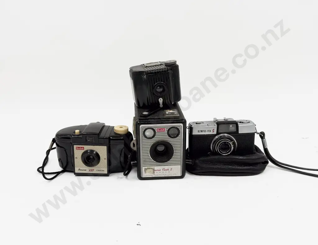 Kodak Boxed Brownie and Three Other Vintage Cameras Image 1++