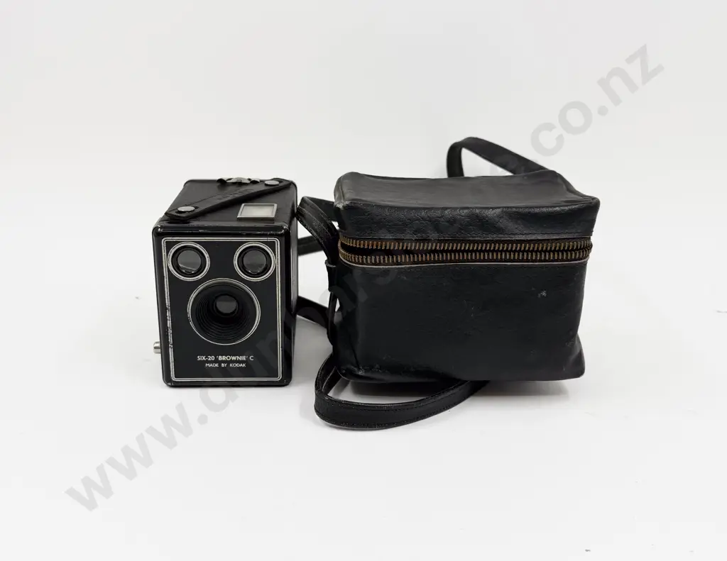 Vintage Kodak 6-20 Brownie C Camera and Case Image 1++