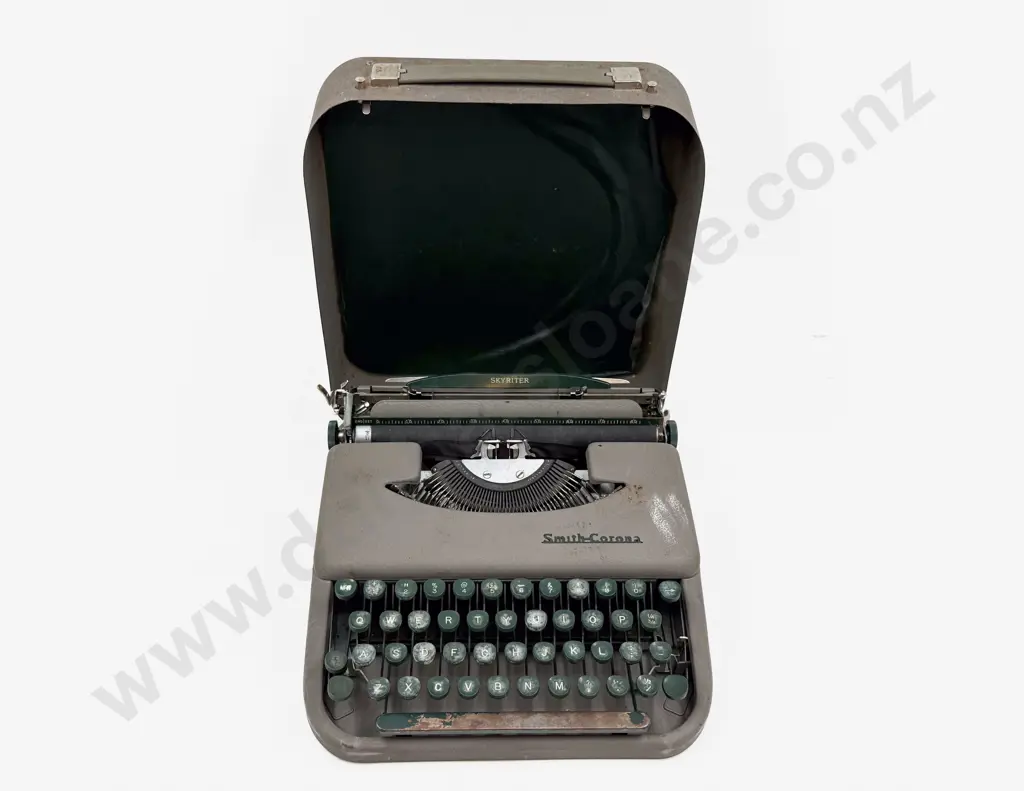 Vintage Typewriter in Case Image 1++