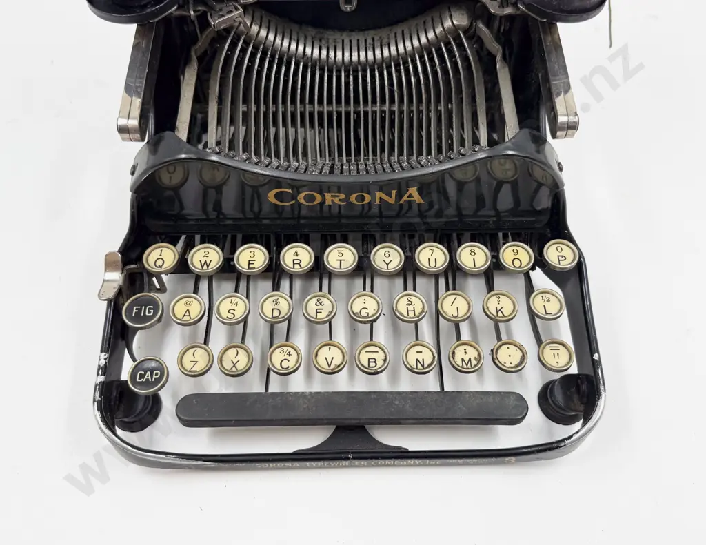 Small Vintage Corona Typewriter Image 1++