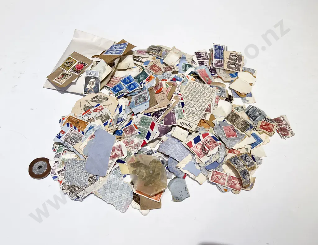 Small Qty of Vintage Unsorted Stamps Image 1++