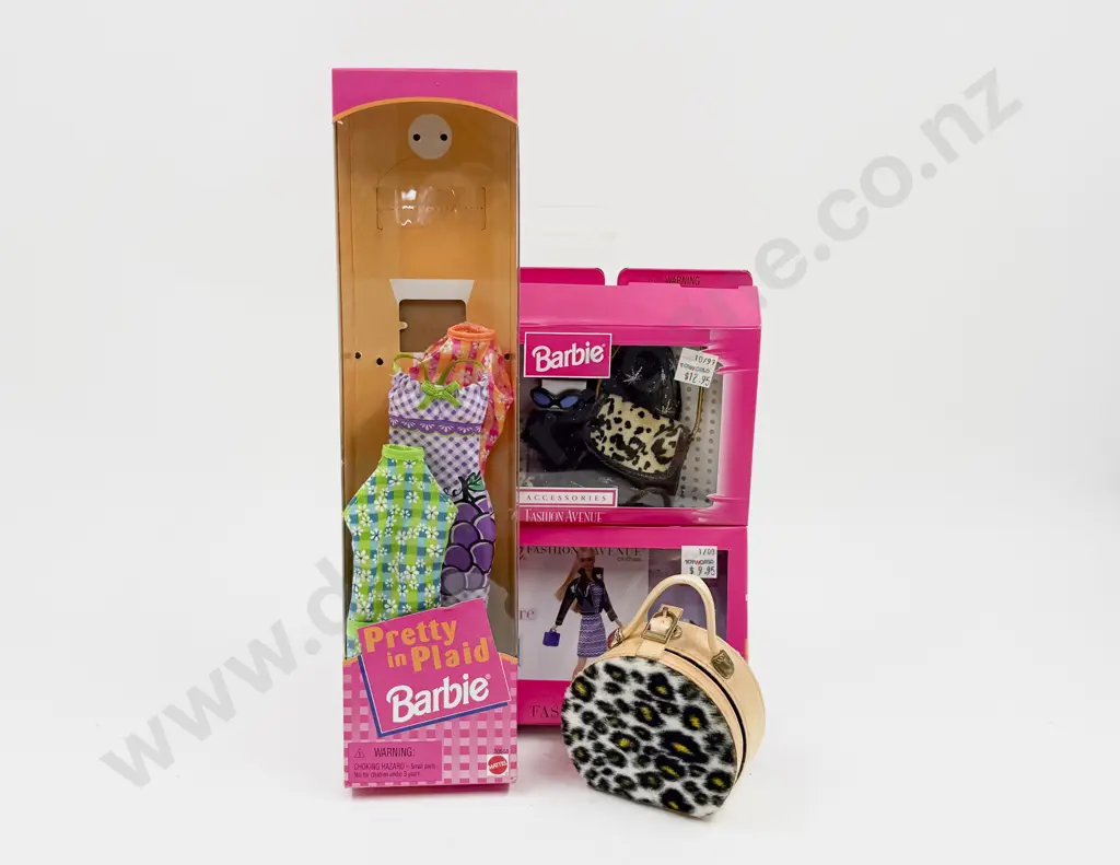 Barbie C1973 Paper Doll Cut Out with Vintage and Modern Clothing and Accessories Image 1++