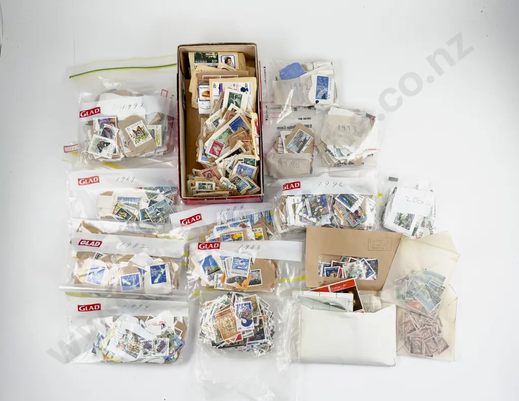 NZ Qty Semi and Un-sorted Stamps Decimal and Pre-decimal Image 1++