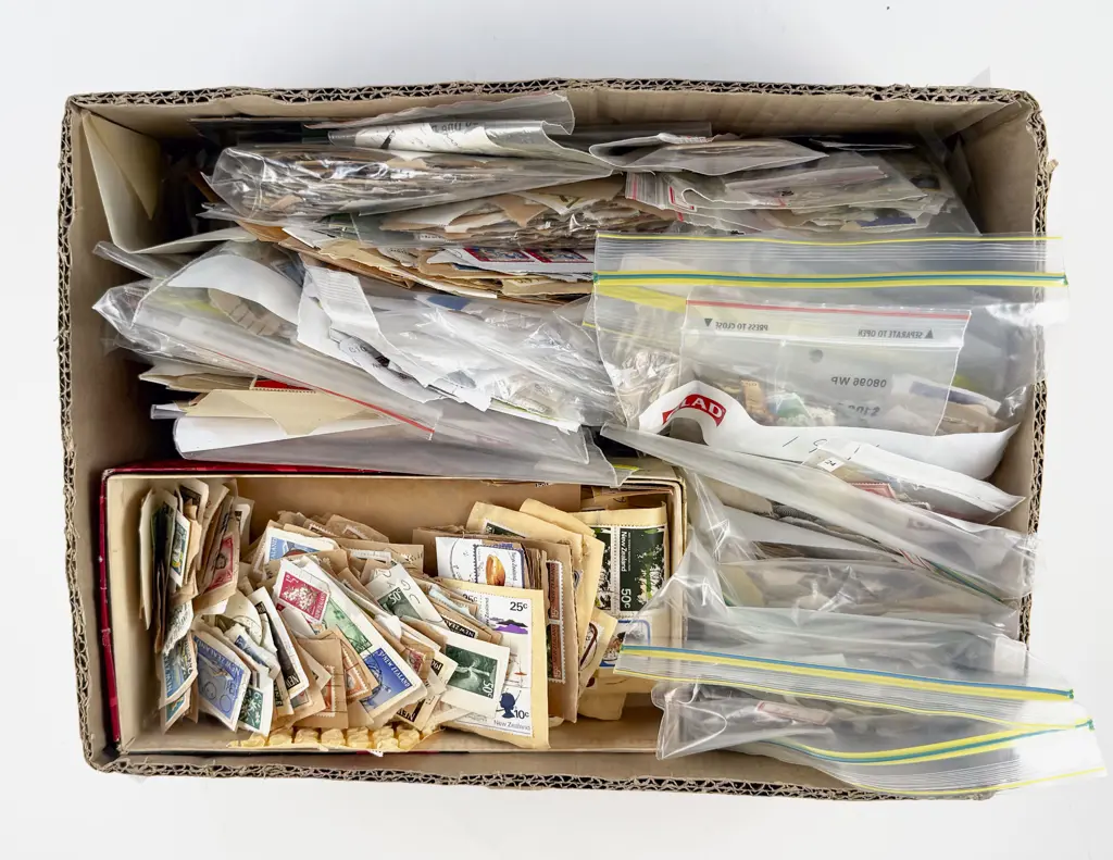 NZ Qty Semi and Un-sorted Stamps Decimal and Pre-decimal Image 1++