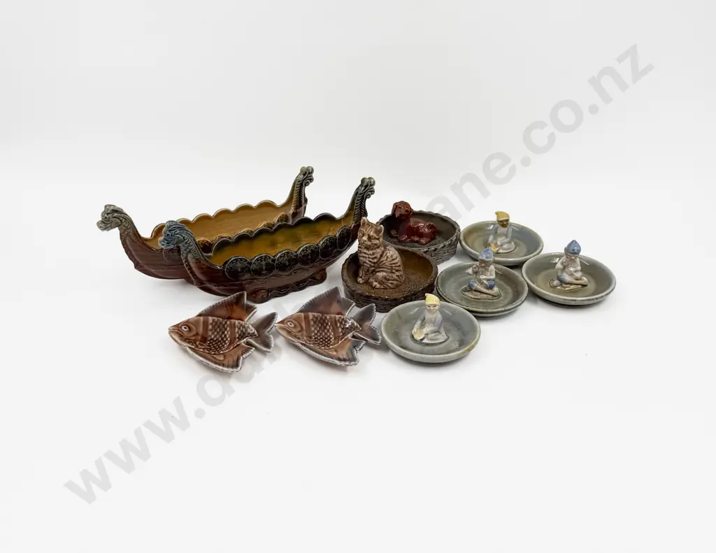 Box Quantity of Assorted Wade Figurines Image 1++