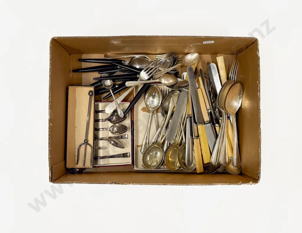 Small Quantity of Assorted S/P Cutlery Image 1++