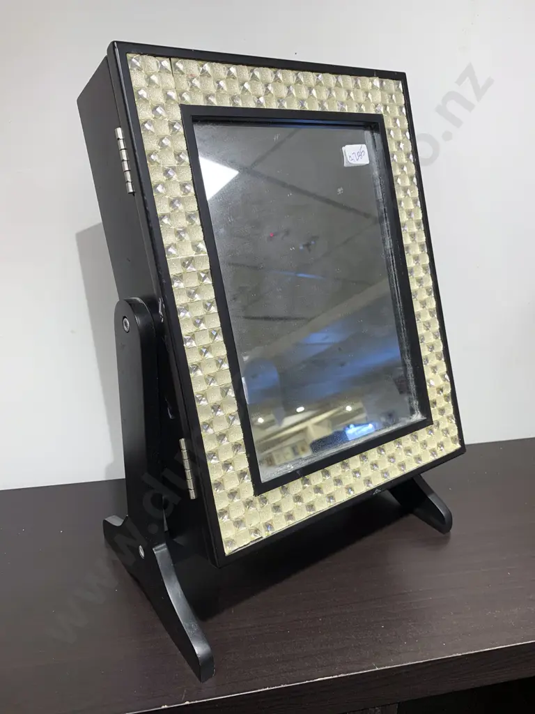 Mirrored Jewellery Box with Assorted Jewellery Image 1++